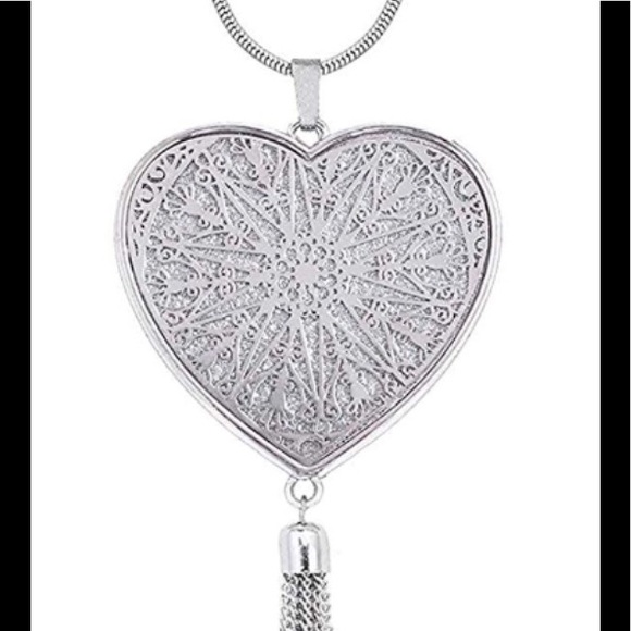 HEART ❤️ TASSEL PENDANT NECKLACE
Slvr Tone NWT❤️🎁 - Picture 2 of 5